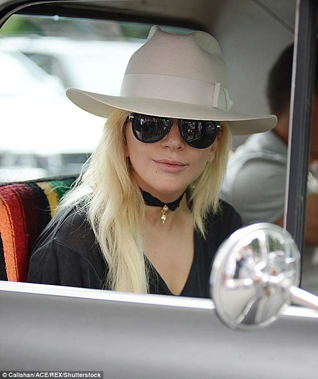 Lady Gaga lo vong 1 xap xe sau lan ao xuyen thau-Hinh-4