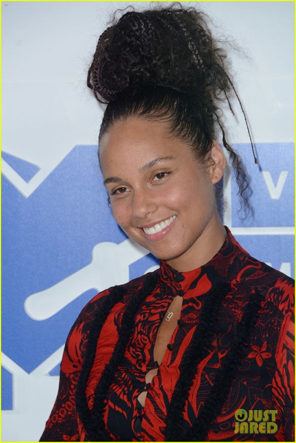 Alicia Keys bi chi trich vi de mat moc du su kien