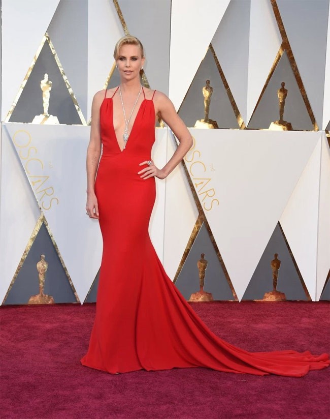 Charlize Theron tang gan 16kg de vao phim moi-Hinh-2