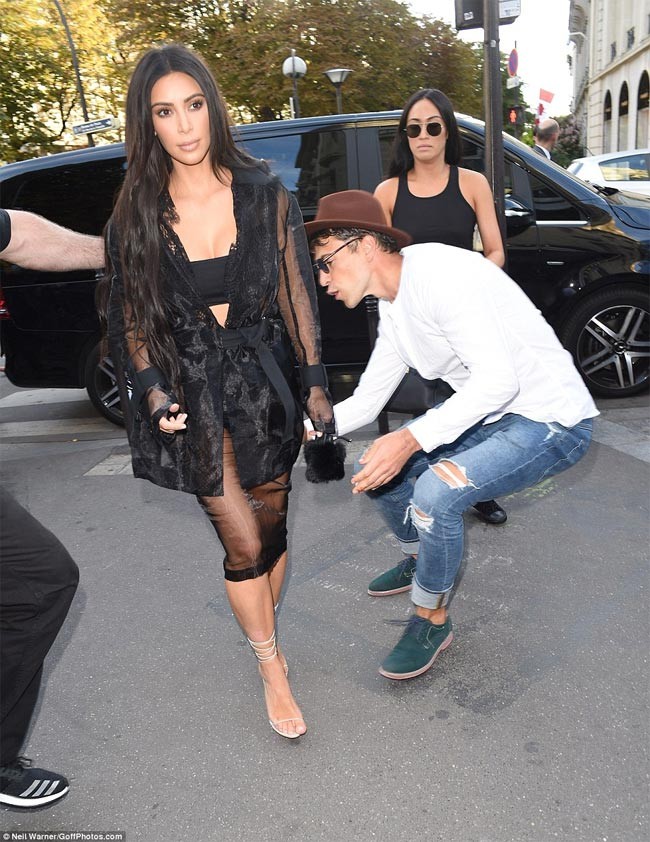 Kim Kardashian bi ke la mat sam so vong 3 tai Paris-Hinh-2