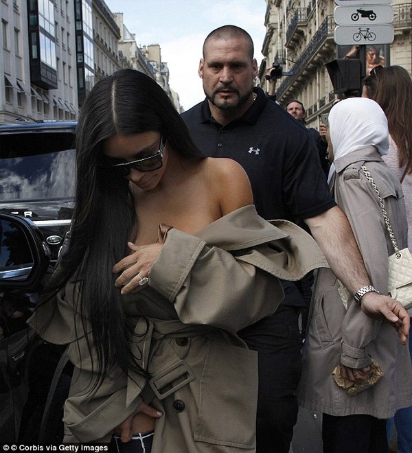 Cong bo video vu Kim Kardashian bi cuop nu trang o Paris-Hinh-3