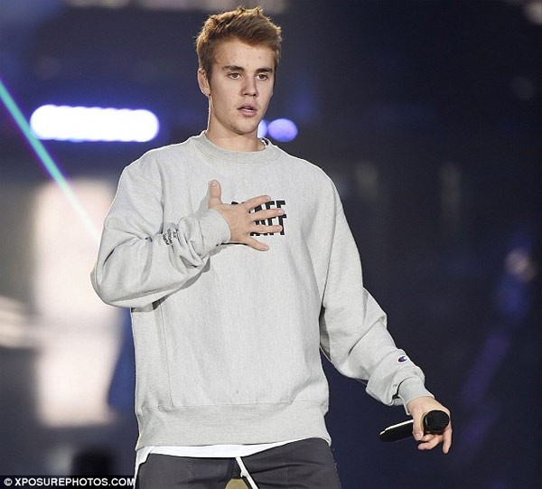 Justin Bieber vut mic bo san khau khi bi khan gia la o-Hinh-2