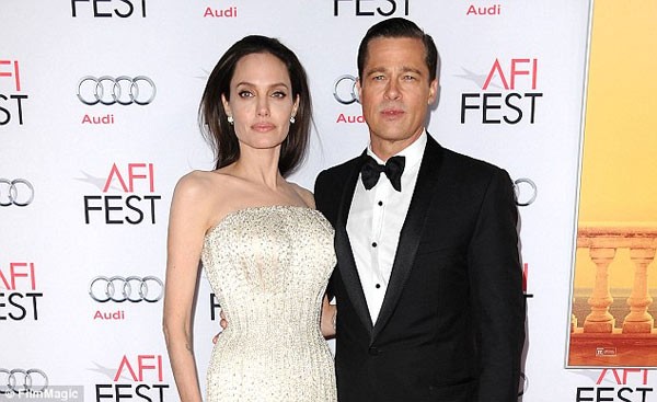 Angelina Jolie them dieu kien voi Brad Pitt khi toi tham con