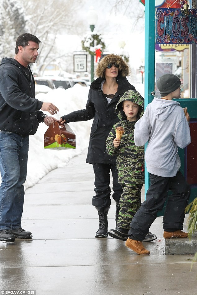 Angelina Jolie tuoi cuoi dua cac con di choi Tet-Hinh-4