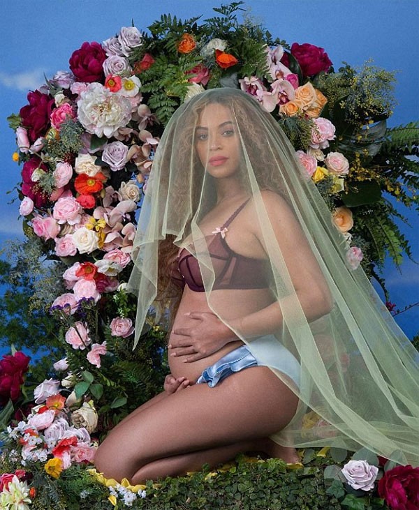 Beyonce khoe tin vui mang thai doi