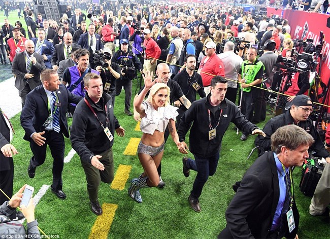 Lady Gaga lo vong eo beo nheo tren san khau Super Bowl-Hinh-10