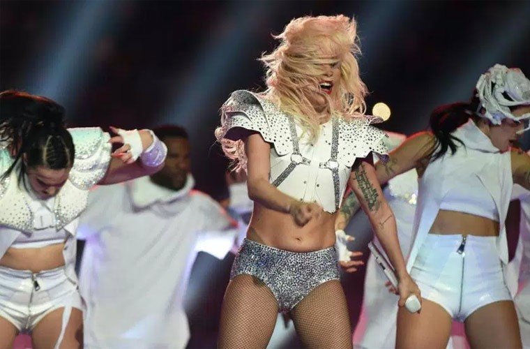 Lady Gaga lo vong eo beo nheo tren san khau Super Bowl-Hinh-3