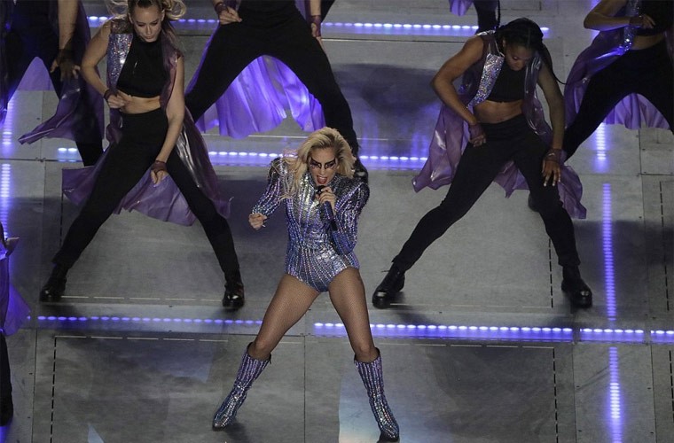 Lady Gaga lo vong eo beo nheo tren san khau Super Bowl-Hinh-5