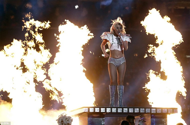 Lady Gaga lo vong eo beo nheo tren san khau Super Bowl