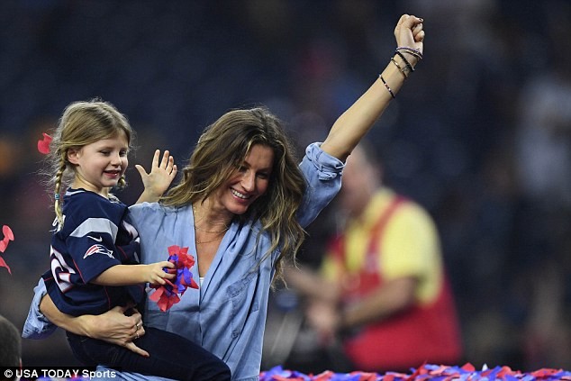 Sieu mau Gisele Bundchen hon chong sau chien thang tai Super Bowl-Hinh-4