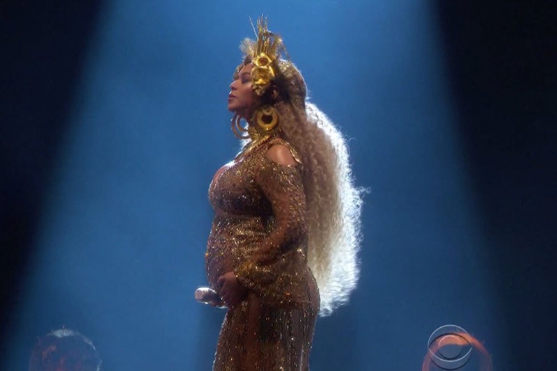 Beyonce om bung bau thai doi hat tren san khau Grammy 2017-Hinh-4
