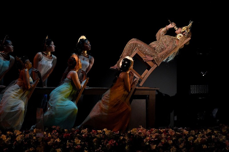 Beyonce om bung bau thai doi hat tren san khau Grammy 2017-Hinh-5