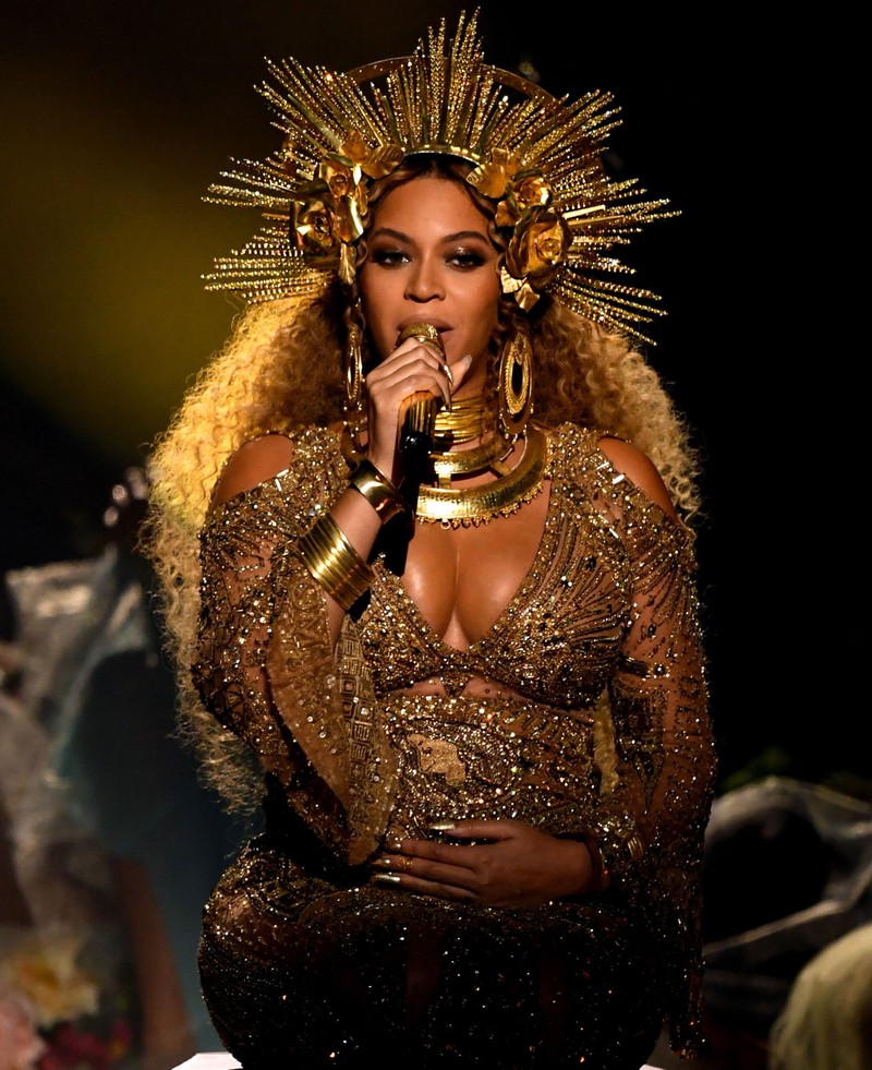 Beyonce om bung bau thai doi hat tren san khau Grammy 2017-Hinh-6