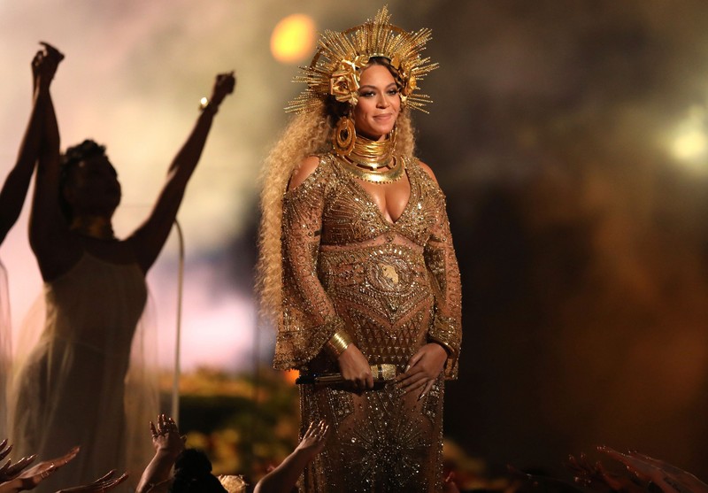 Beyonce om bung bau thai doi hat tren san khau Grammy 2017