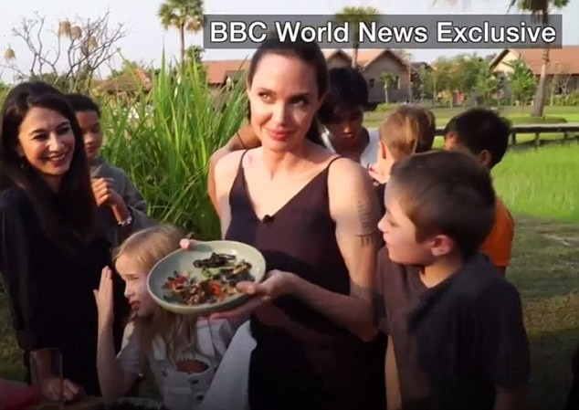 7 me con Angelina Jolie an bo cap, nhen o Cambodia-Hinh-2