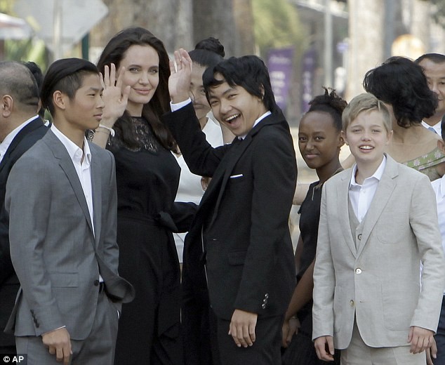 7 me con Angelina Jolie an bo cap, nhen o Cambodia-Hinh-6