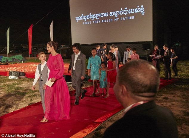 7 me con Angelina Jolie an bo cap, nhen o Cambodia-Hinh-7