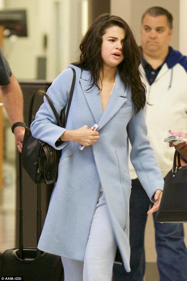 Selena Gomez xuat hien o san bay voi bo dang xau xi-Hinh-2