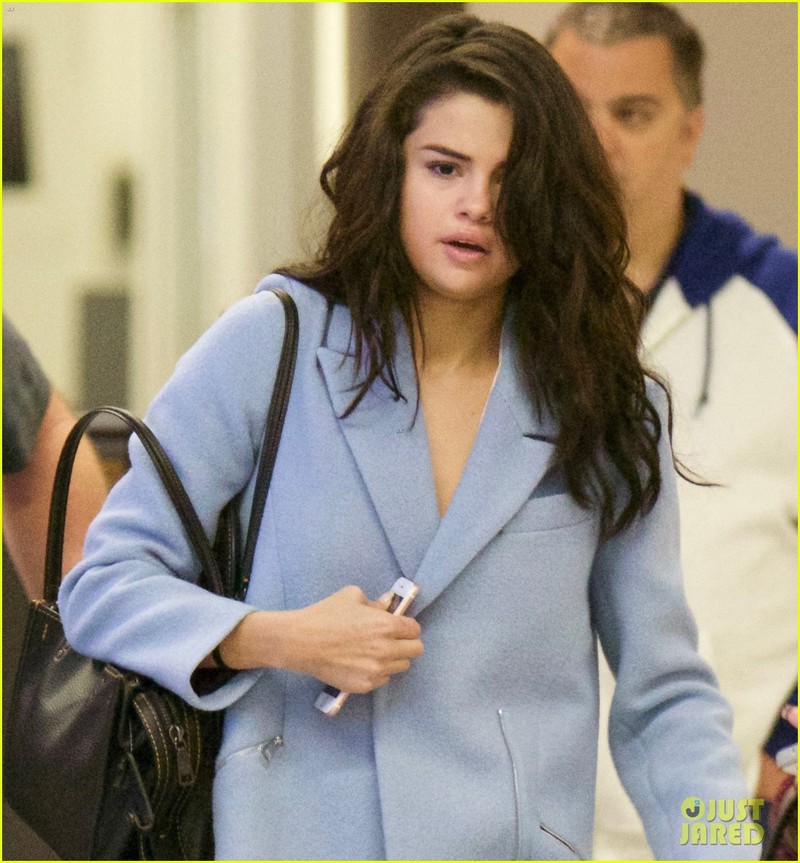 Selena Gomez xuat hien o san bay voi bo dang xau xi-Hinh-3