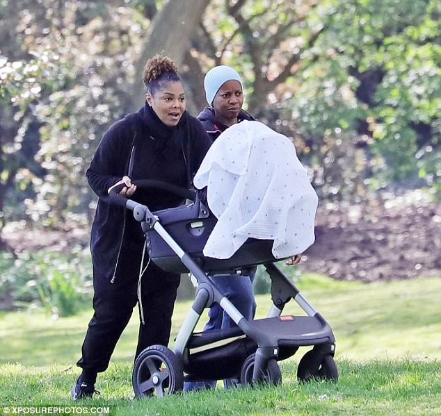 Janet Jackson lan dau xuat hien cung con trai moi sinh-Hinh-2