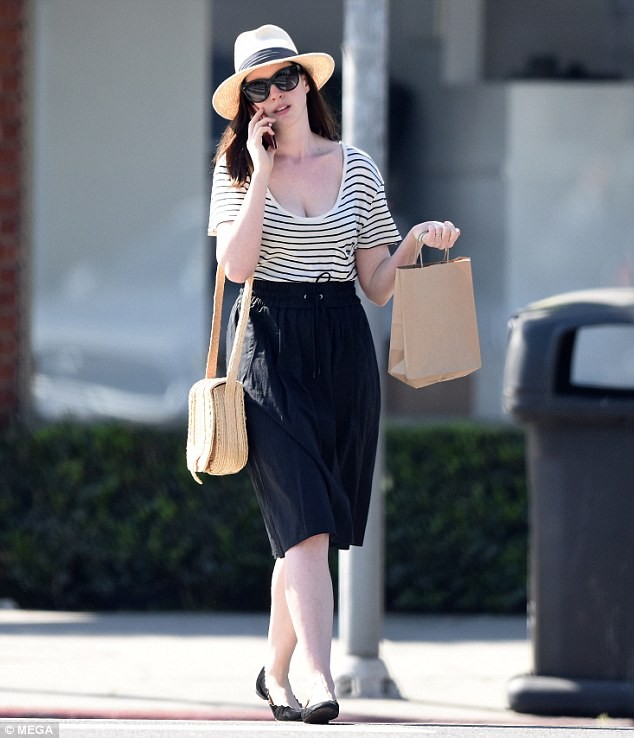 Anne Hathaway mac vay cho troi gia re van xinh-Hinh-4