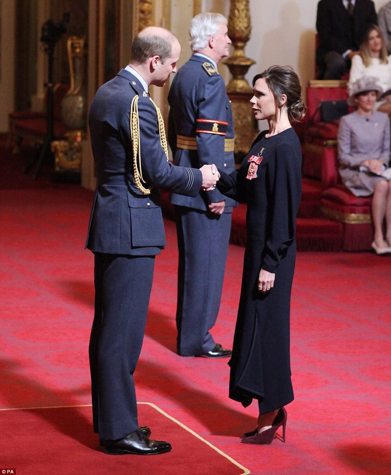Victoria Bekcham duoc Hoang tu William trao huan chuong OBE