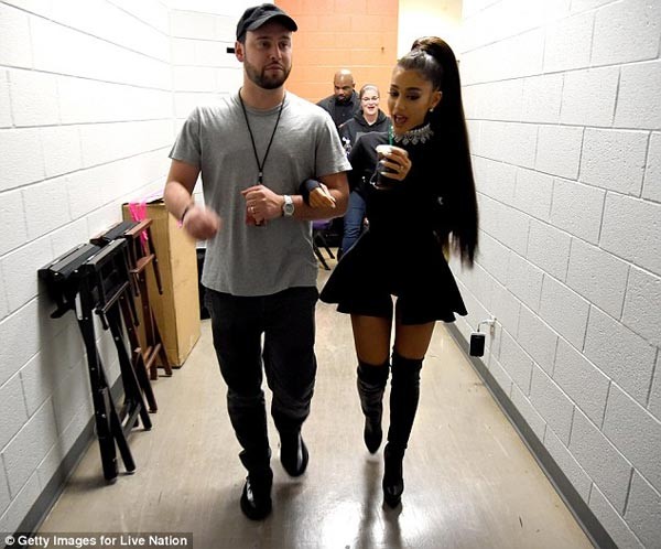 Ariana Grande suy sup sau vu no bom trong show dien o Anh-Hinh-2