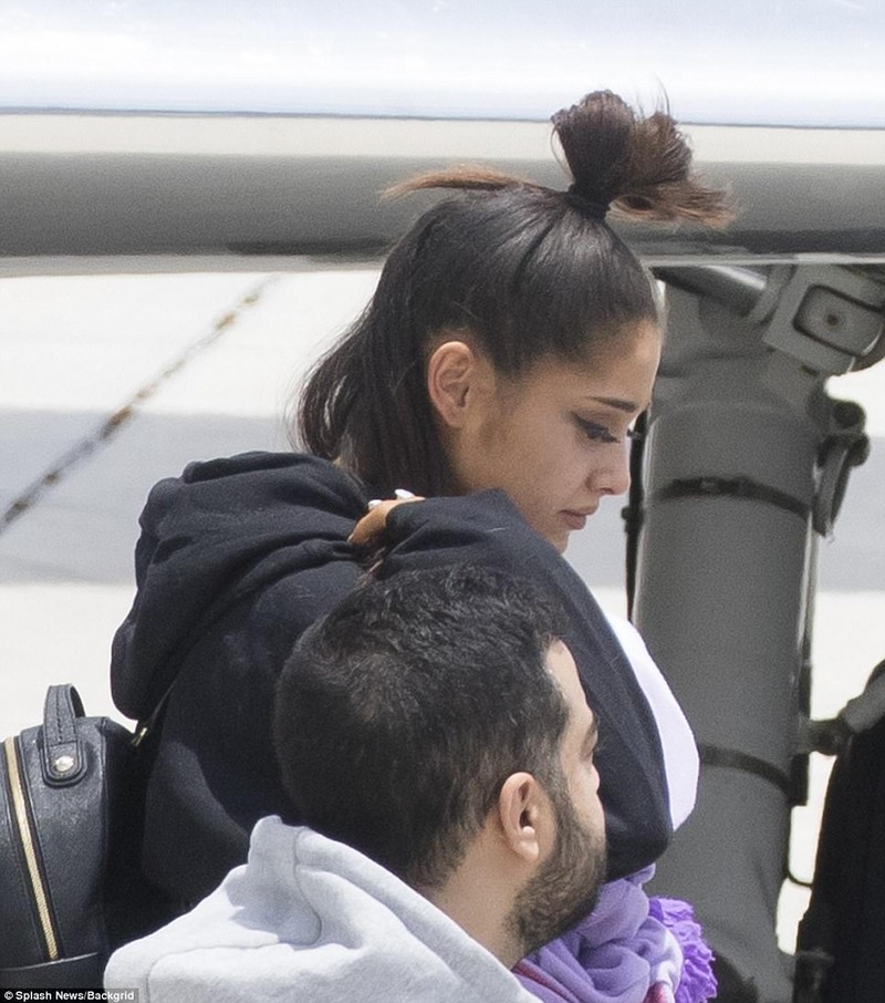 Ariana Grande suy sup xuat hien o san bay sau vu no bom-Hinh-2