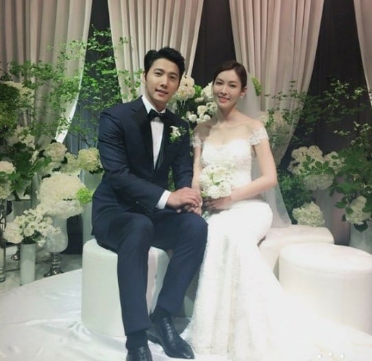 Giay phut ngot ngao trong dam cuoi Lee Sang Woo va Kim So Yeon