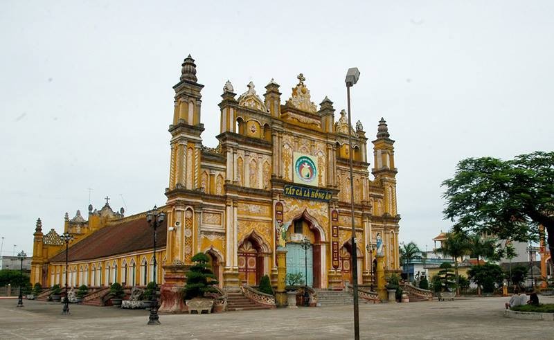 Nam Dinh: Nha tho 130 tuoi chay rung ruc trong dem