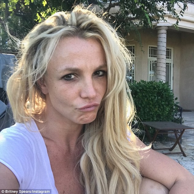 Britney Spears lo nhan sac phai tan khi de mat moc