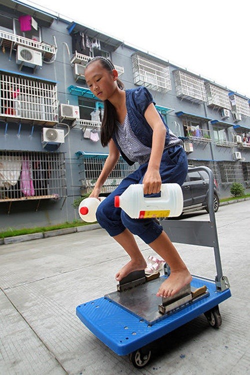 Rung minh be gai 13 tuoi di chan tran tren luoi dao