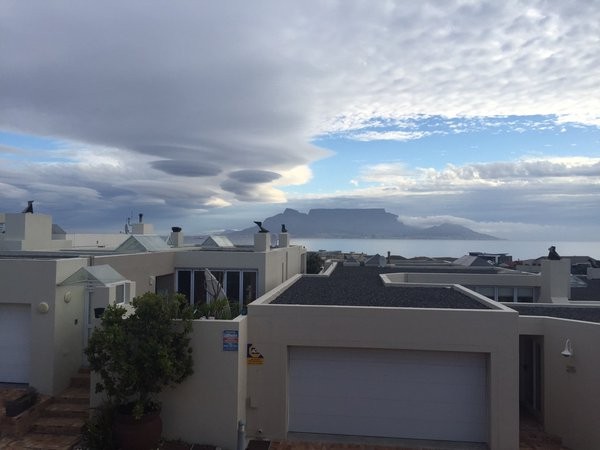Sung sot nhung dam may hinh UFO tren bau troi Cape Town-Hinh-2