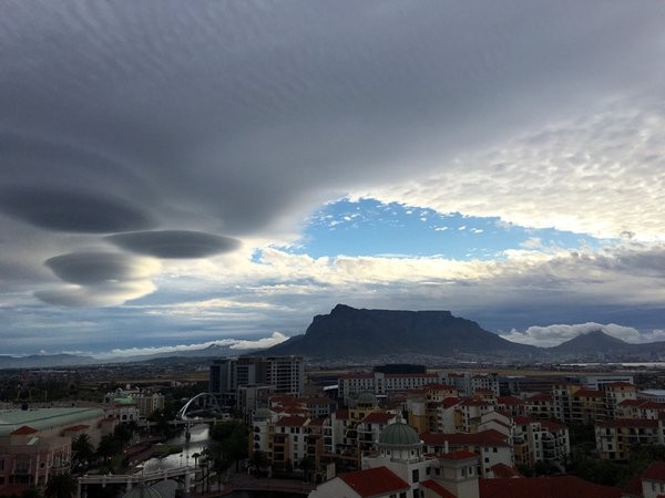 Sung sot nhung dam may hinh UFO tren bau troi Cape Town-Hinh-6