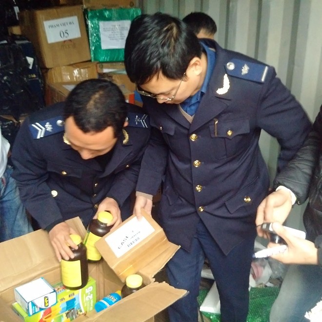 Tram chai ruou ngoai trong container cua can bo ngoai giao