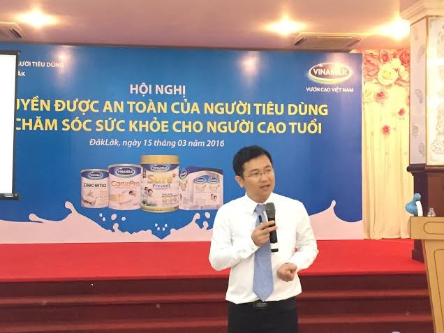 Vinamilk tiep tuc cham soc suc khoe cho hon 1.300 nguoi cao tuoi-Hinh-4