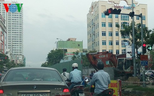 Da Nang Trai khoay dao duong giua mua mua gay buc xuc-Hinh-2