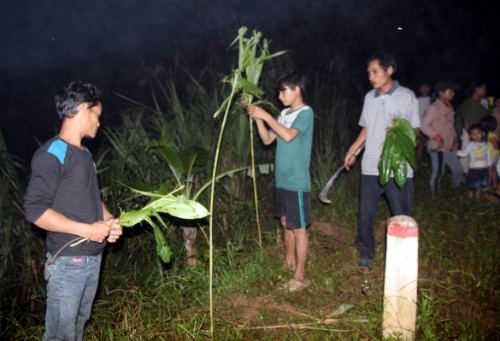 Tuc doi ga de cung chan ma ve lang cua nguoi Xe Dang-Hinh-2