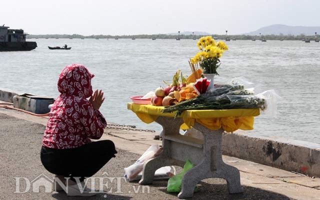 Khoc ngat phut dua thi the thuyen vien tau Hai Thanh ve dat lien-Hinh-9