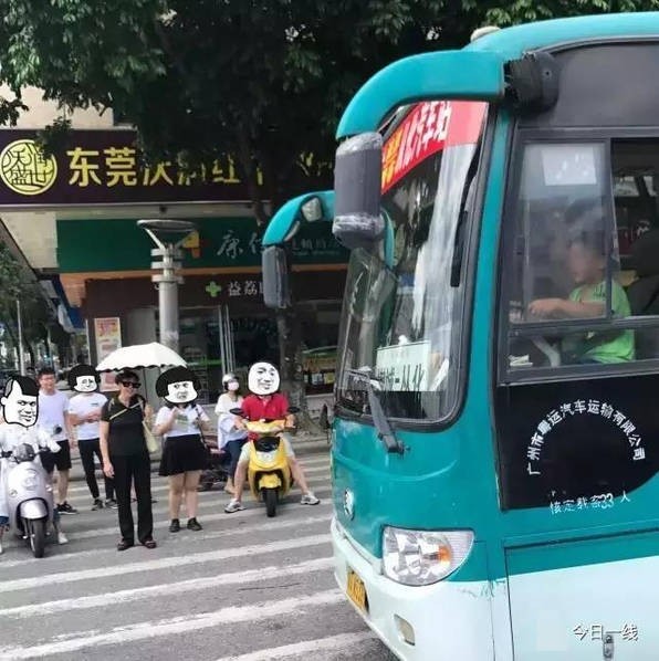 Chuyen la hom nay: Be 9 tuoi trom xe bus, lai xe bang bang tren duong-Hinh-3