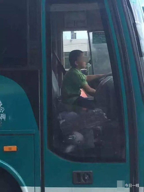 Chuyen la hom nay: Be 9 tuoi trom xe bus, lai xe bang bang tren duong