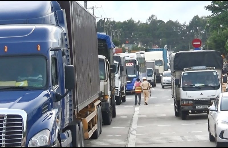 Tai xe lai gay nao tram thu phi tuyen tranh Bien Hoa-Hinh-3