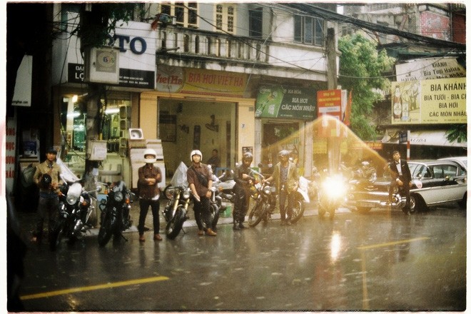 Dan xe co ruoc dau trong lop mua bay khien dan tinh tram tro-Hinh-2