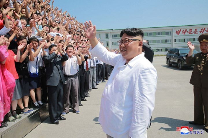 Hinh anh ong Kim Jong Un tuoi cuoi tham nha may quan doi-Hinh-13
