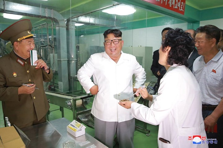 Hinh anh ong Kim Jong Un tuoi cuoi tham nha may quan doi