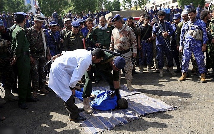 Yemen xu ban, treo co ba thanh nien hiep dam va sat hai be trai-Hinh-4