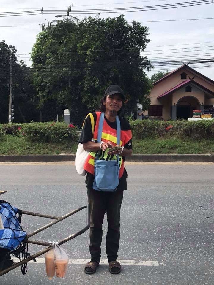 Nguoi dan ong di bo hon 1500km lam viec ai cung rot nuoc mat-Hinh-4