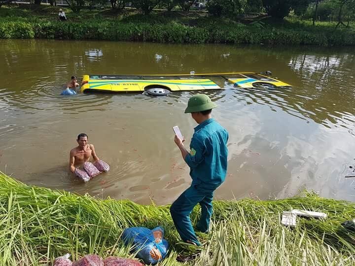 Video: Xe khach lao xuong muong nuoc chim nghim o Hai Phong-Hinh-2