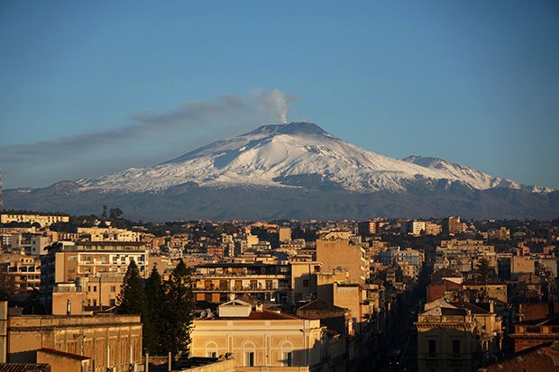 Chau Au nin tho truoc qua bom nuoc “Nui Etna” treo lo lung tren dau