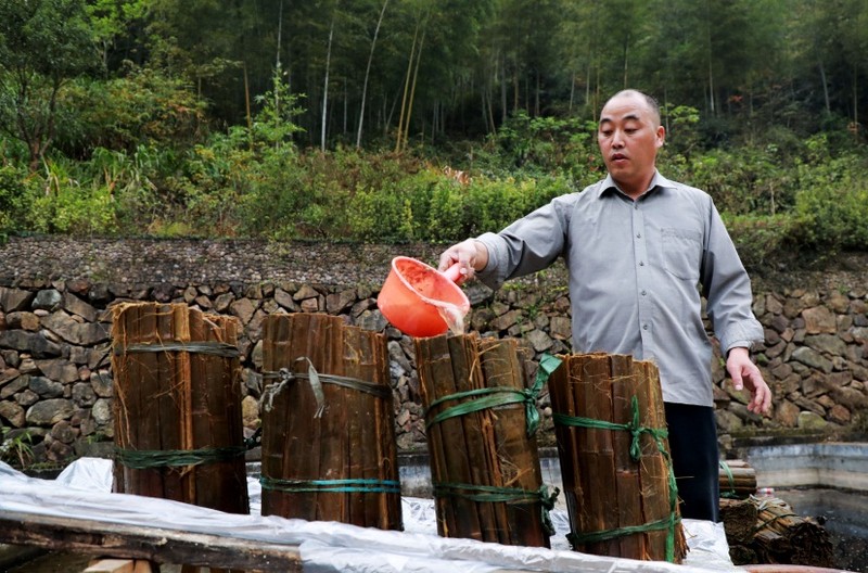 Chuyen la hom nay: Nguoi dan ong mua nuoc tieu be trai gia cao